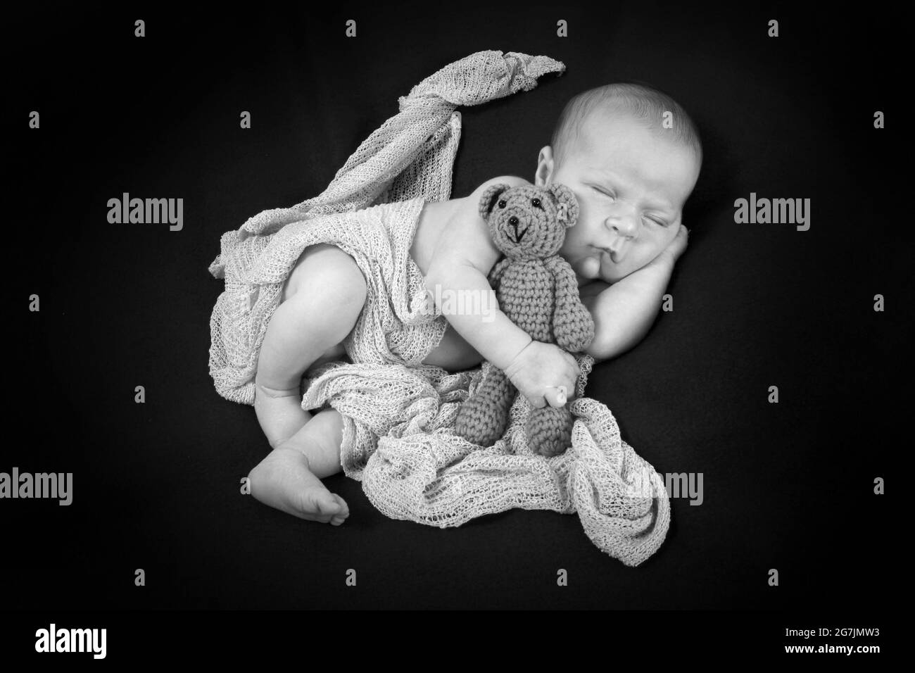 il bambino neonato addormentò su una coperta che coccolava un bambino Foto Stock
