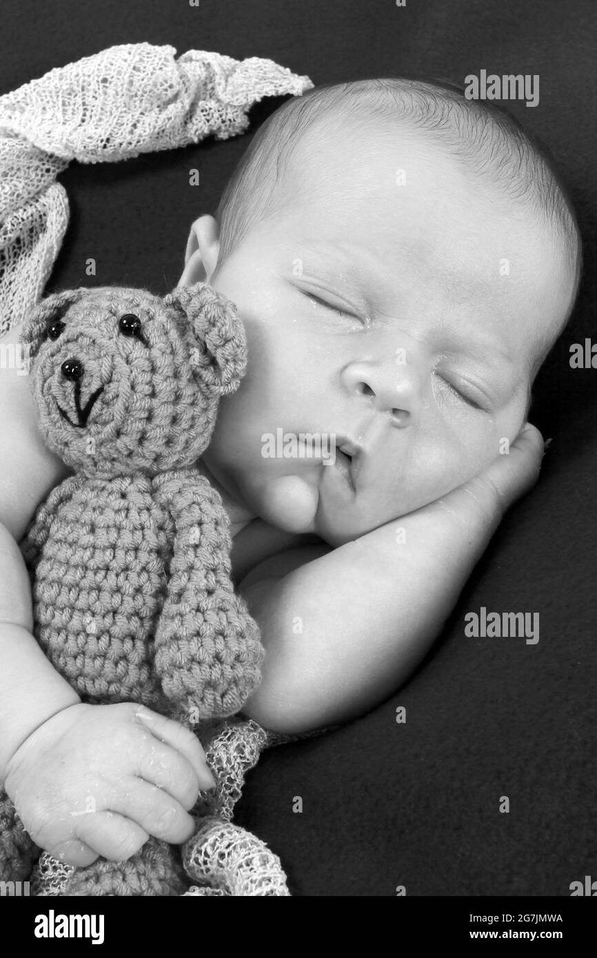 il bambino neonato addormentò su una coperta che coccolava un bambino Foto Stock