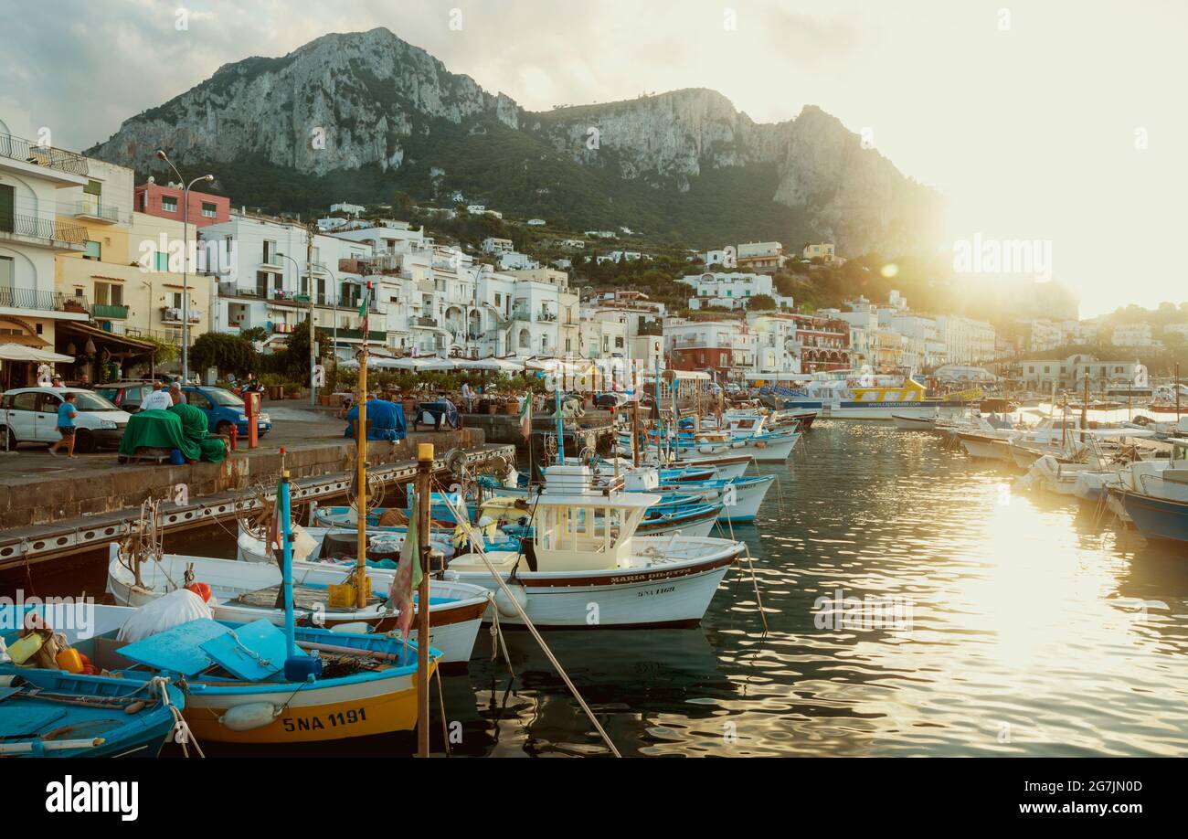 Capri, Italia - 09 agosto: città vecchia sulla isola di Capri a Marina Grande porta. Isola di Capri è popolare destinazione vacanze in Campania, Italia. Foto Stock