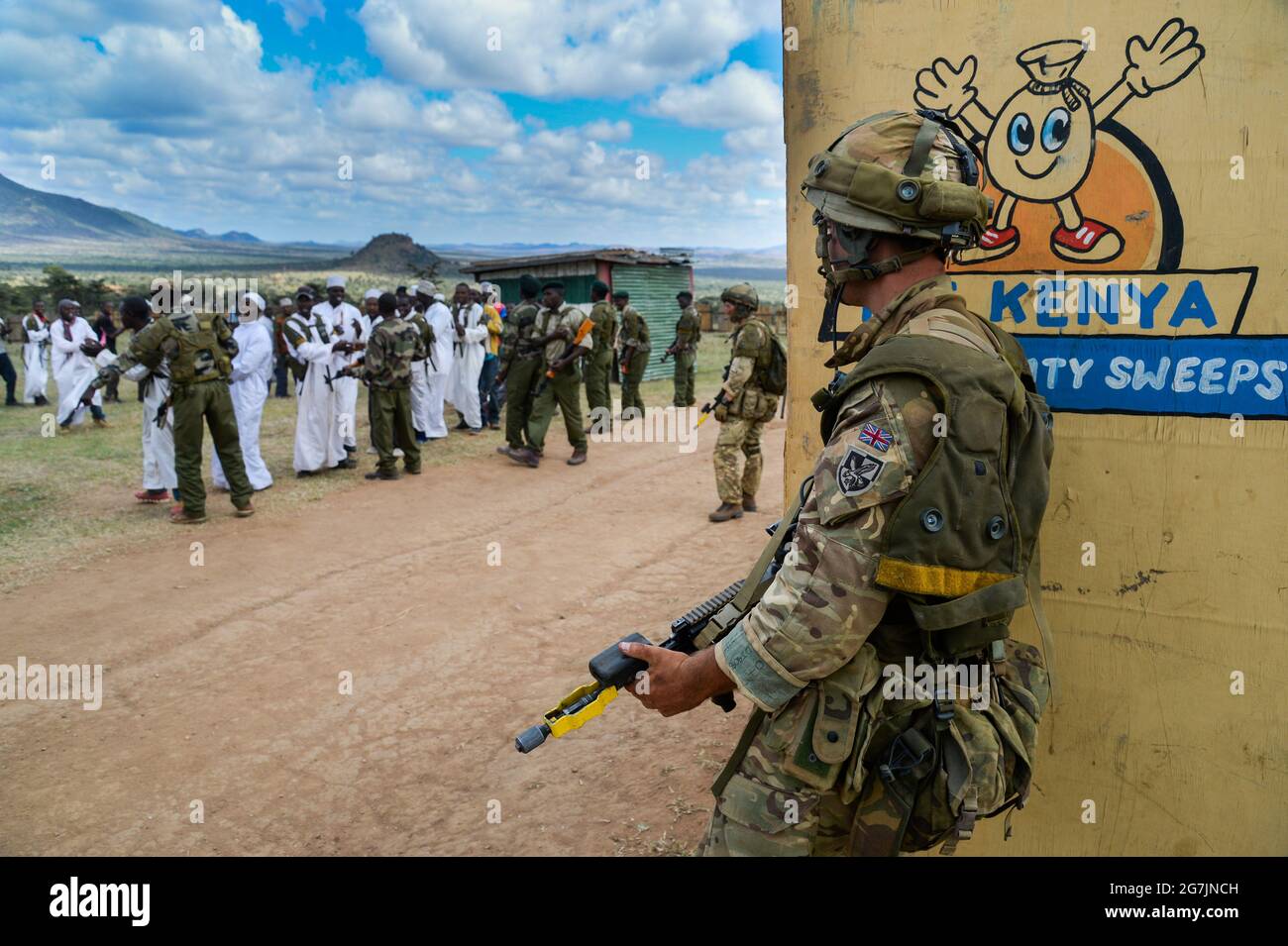 Addestramento dell'esercito britannico in Kenya con i locali impiegati per fornire vari scenari Foto Stock