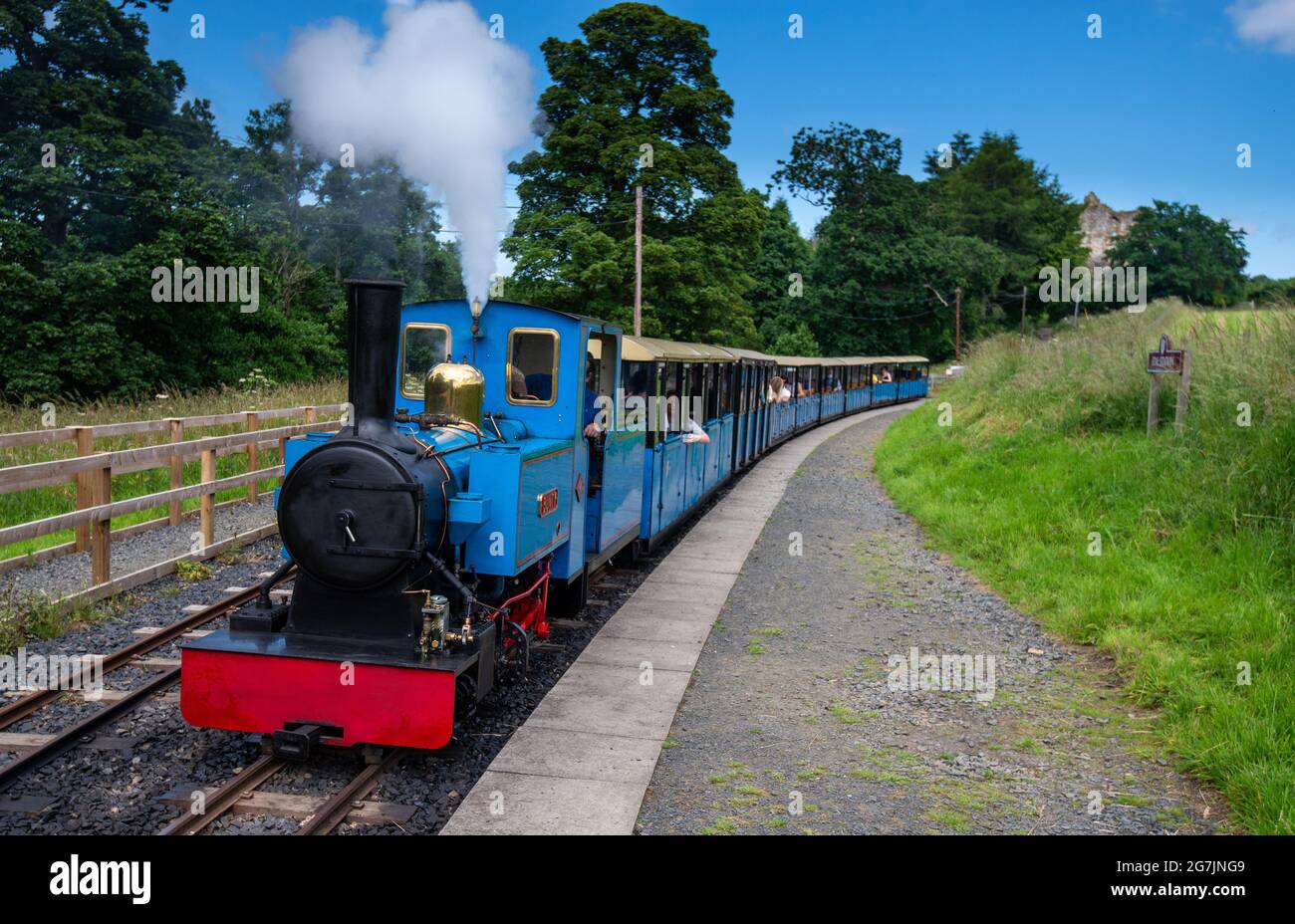 Bunty il motore a vapore che lascia la stazione di etal sulla sua strada per Heatherslaw sulla ferrovia leggera di Heatherslaw, etal, Northumberland, Inghilterra Foto Stock