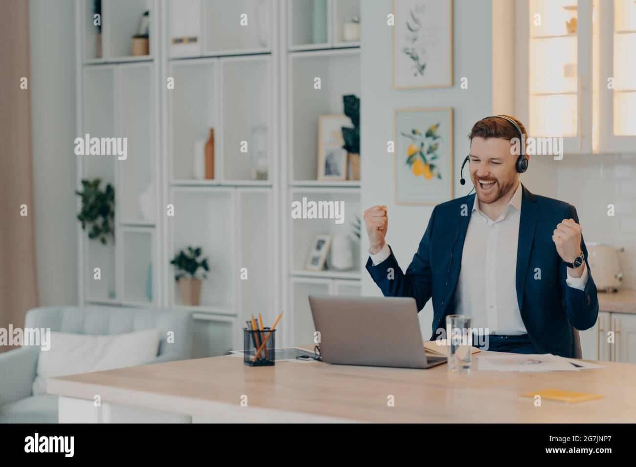 Imprenditore eccitato riuscito che gode trionfo con pugni clenched Foto Stock