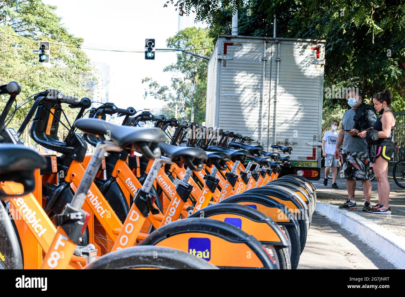 San Paolo, SP, Brasile, luglio 09 2021. Diverse biciclette si allineano e si organizzano per essere noleggiate. Sullo sfondo una coppia in attesa del taxi per arrivare. Foto Stock