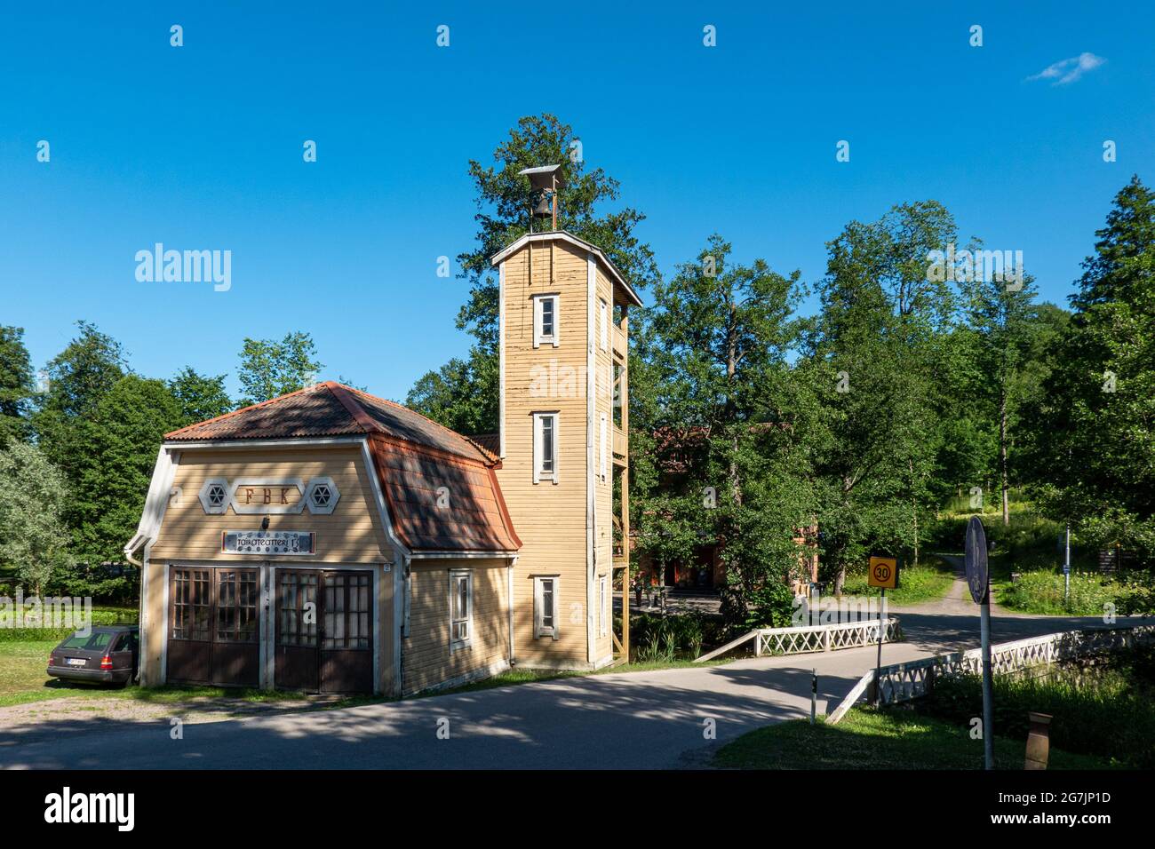 Vecchia stazione di vigili del fuoco in legno di una brigata di fuoco volontaria nel villaggio di Fiskars di Raasepori, Finlandia Foto Stock