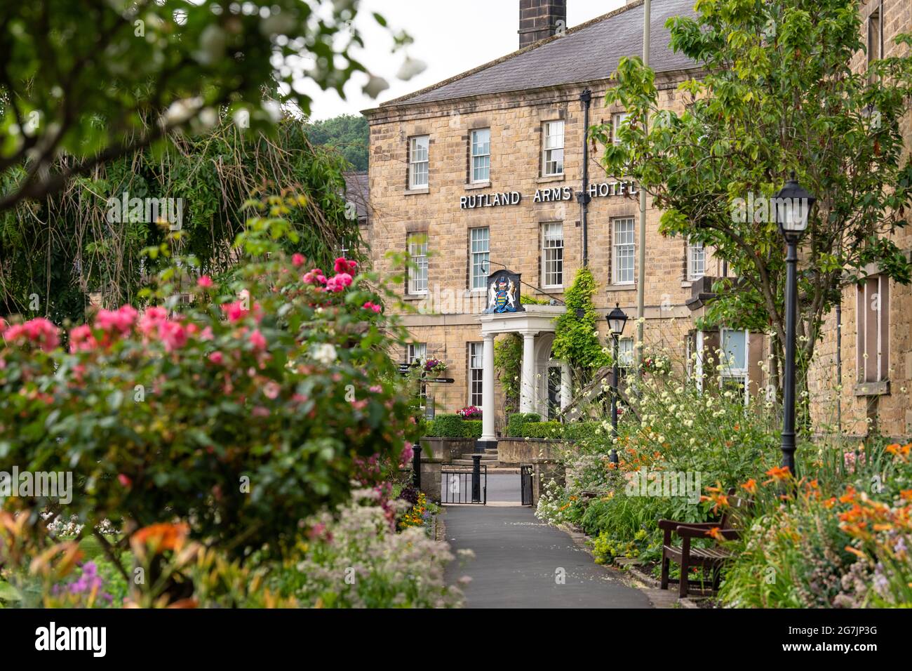 Rutland Arms Hotel visto da Bath Gardens, Bakewell, Derbyshire, Inghilterra, Regno Unito Foto Stock