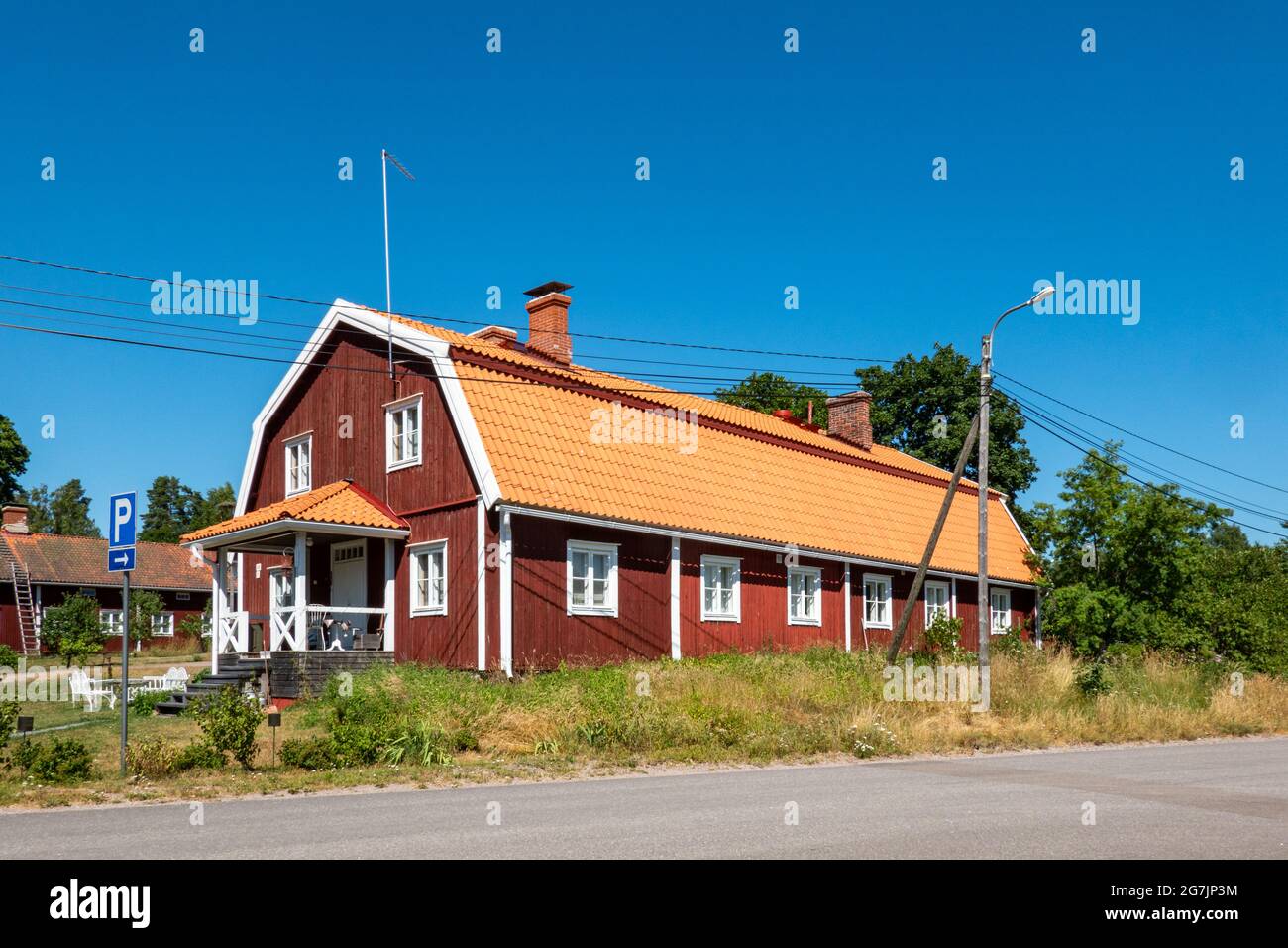 Vecchio edificio residenziale in legno o casa a Strömfors o Ruotsinpyhtää villaggio di Loviisa, Finlandia Foto Stock