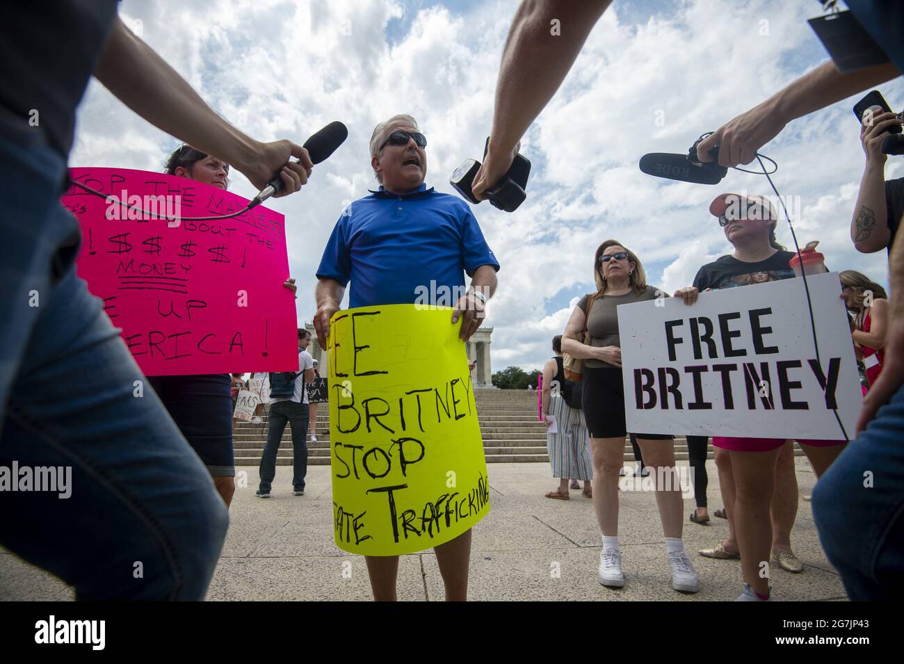 Washington, Stati Uniti. 14 luglio 2021. Il Direttore del Centro per la riforma dell'Amministrazione Immobiliare Rick Black si unisce a Free Britney America, un gruppo con sede a DC, per un raduno 'Free Britney' al Lincoln Memorial a Washington, DC., mercoledì 14 luglio 2021. Il rally chiede sia la riforma della conservatorship che la fine del conservatorship di Britney Spears, istituito nel 2008. A giugno, Spears, 39 anni, ha detto ad un giudice di Los Angeles che la sua conservatorship era abusiva. Foto di Bonnie Cash/UPI. Credit: UPI/Alamy Live News Foto Stock