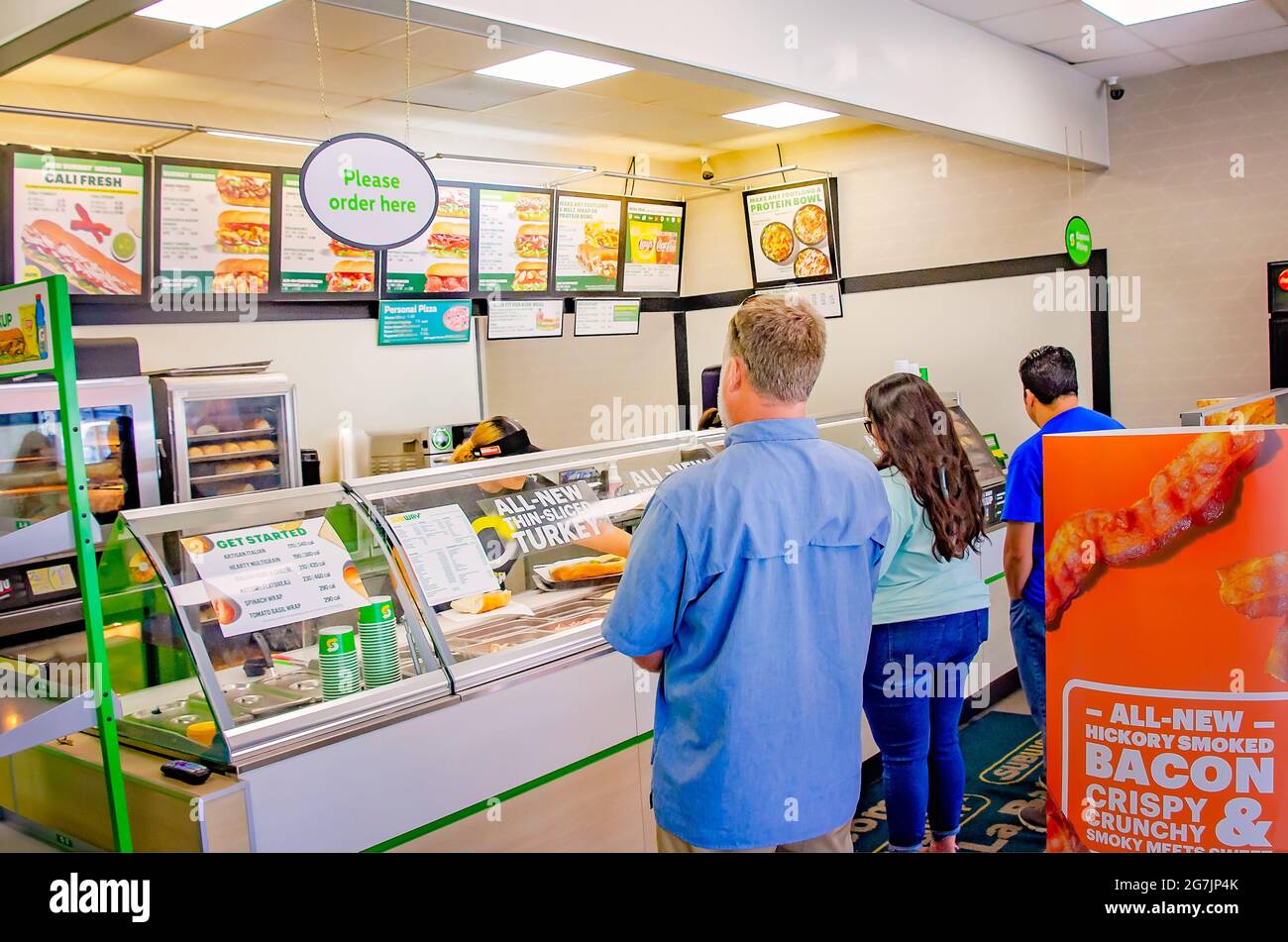 I clienti sono in fila al Subway il primo giorno della campagna "Eat Fresh Refresh", 13 luglio 2021, a Bayou la Batre, Alabama. Foto Stock