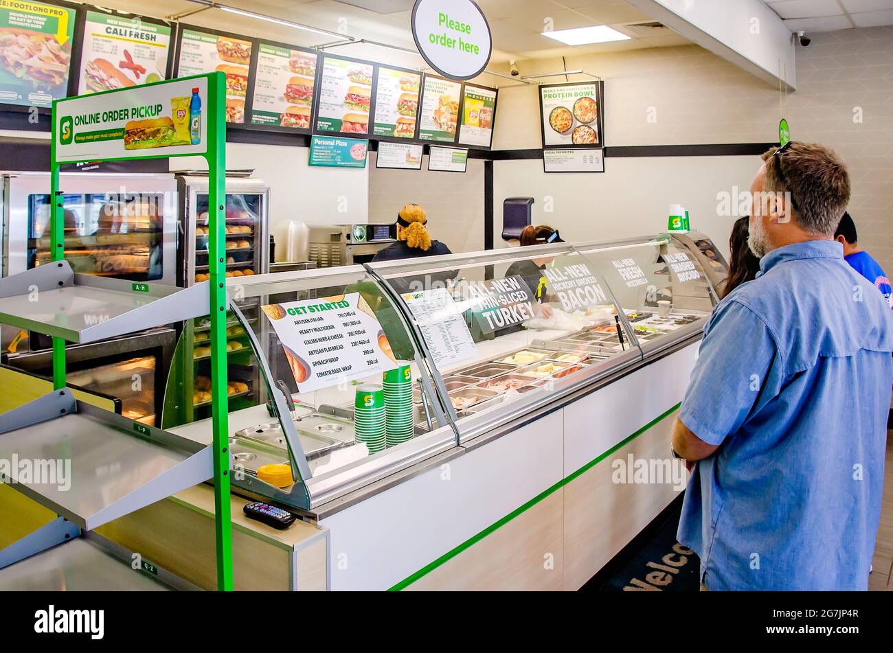 I clienti sono in fila al Subway il primo giorno della campagna "Eat Fresh Refresh", 13 luglio 2021, a Bayou la Batre, Alabama. La campagna, whic Foto Stock