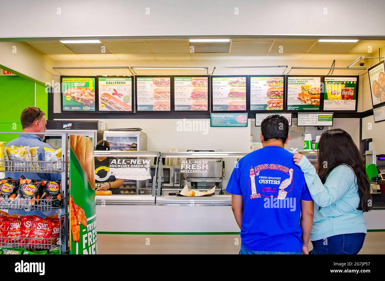 I clienti sono in fila al Subway il primo giorno della campagna "Eat Fresh Refresh", 13 luglio 2021, a Bayou la Batre, Alabama. Foto Stock