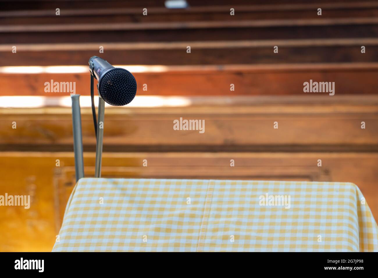 Leggio vuoto con microfono in una chiesa vuota. Foto Stock