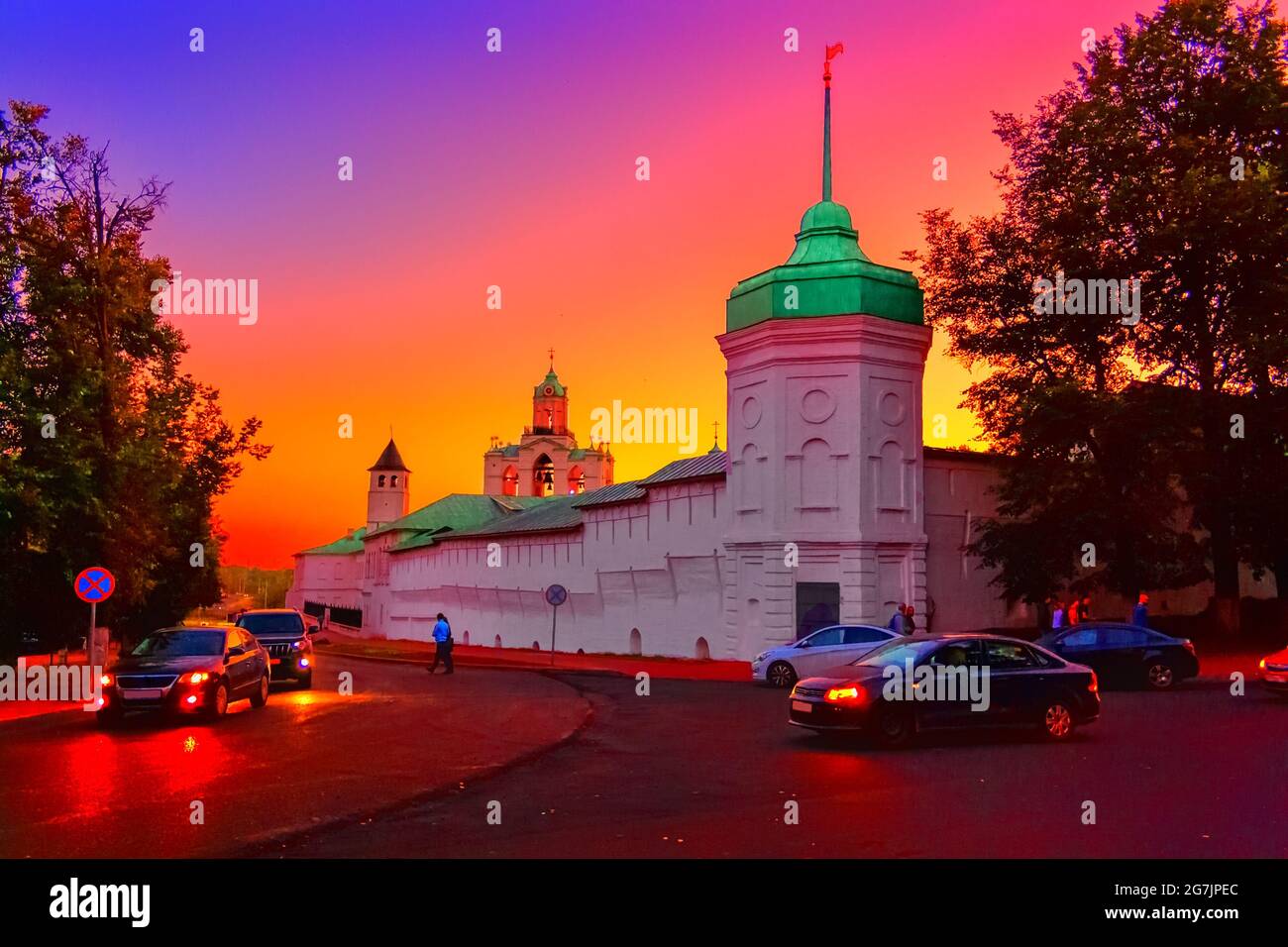 L'alba serale illumina il Cremlino nella città di Yaroslavl in estate Foto Stock