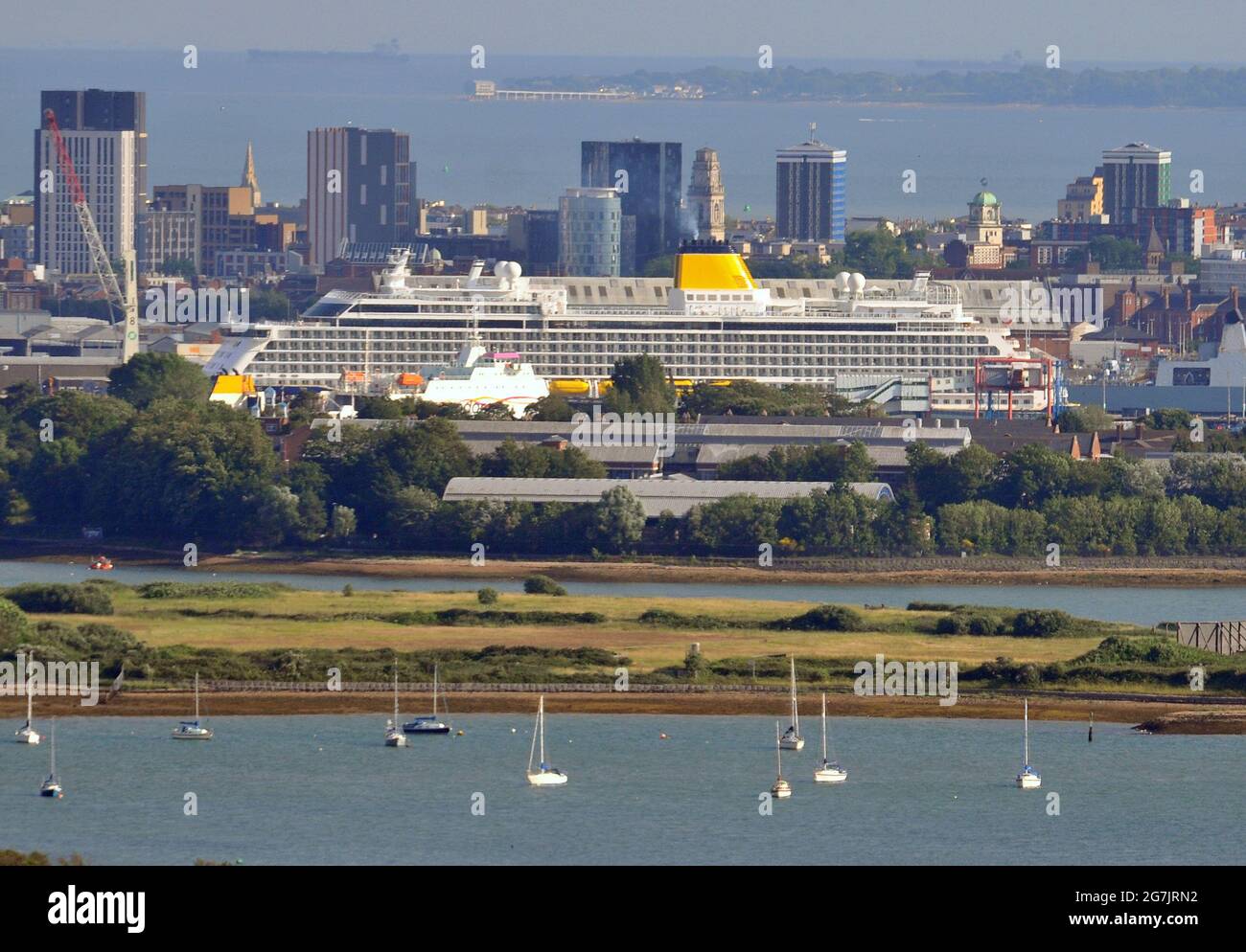 LA NAVE DA CROCIERA, LO SPIRITO DI AVVENTURA MV DOMINA LO SKYLINE DI PORTSMOUTH. PIC MIKE WALKER 2021 Foto Stock