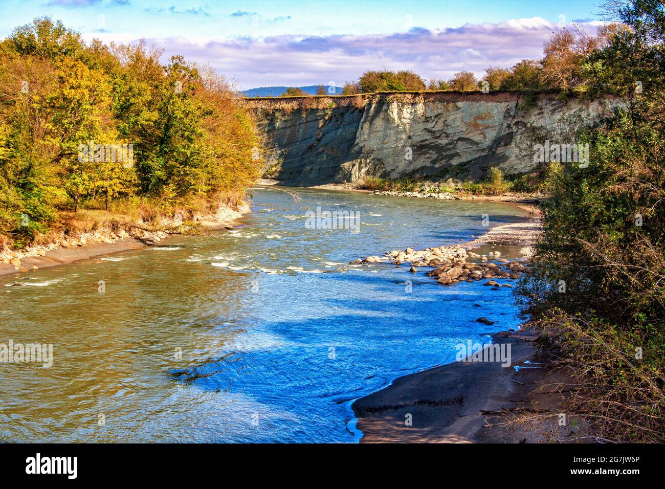 Paesaggio di un fiume che scorre attraverso una profonda burrone Foto Stock