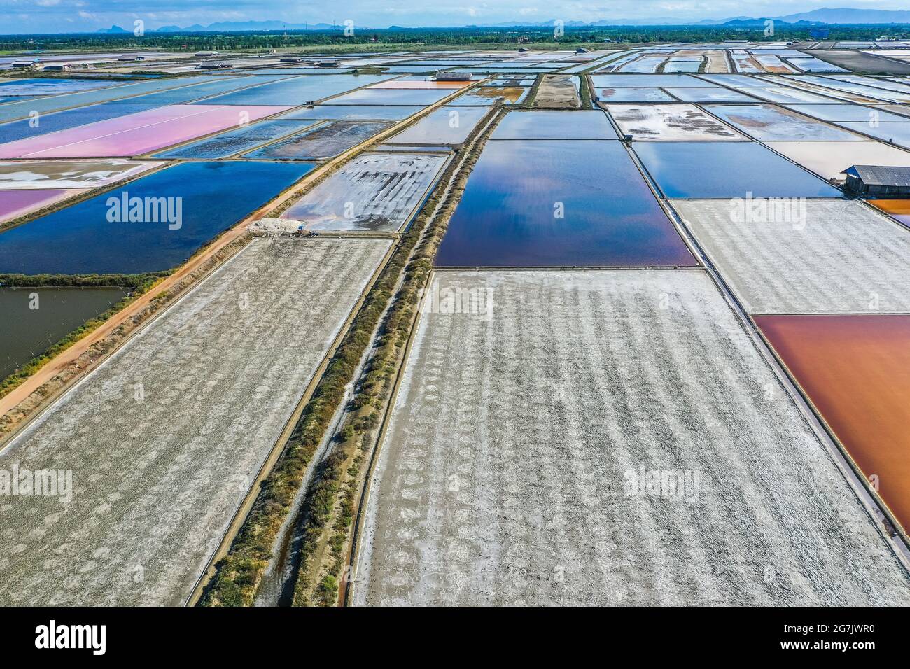 Phetchaburi sale appartamenti Naklua, aziende agricole e agricoltori raccolta di sale a Phetchaburi, Thailandia Foto Stock