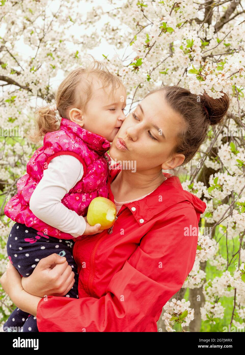 Un bambino e una ragazza baciano Foto Stock