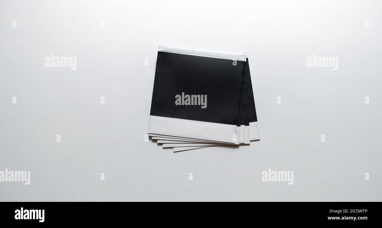 Pila di cornici fotografiche su sfondo bianco. Cornici vuote su sfondo bianco Foto Stock