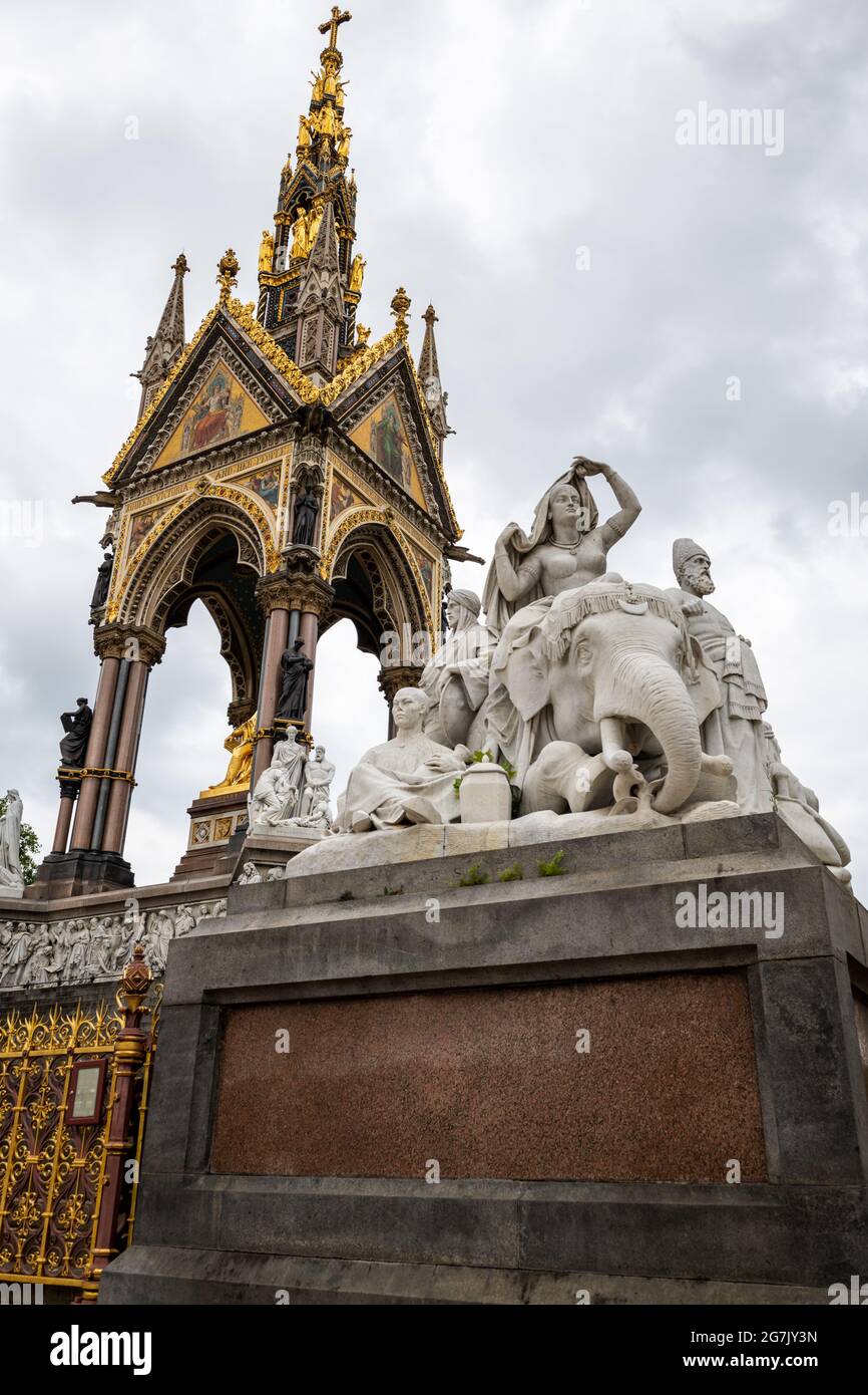 Londra. REGNO UNITO- 07.11. 2021. Il memoriale di Albert nei Giardini di Kensingto che mostra le statue e il monumento. Foto Stock
