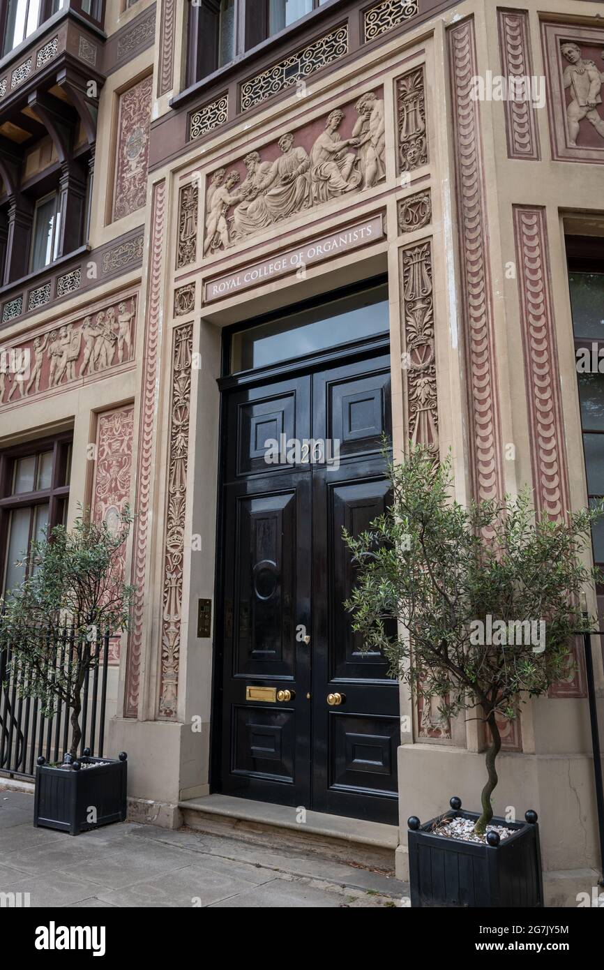 Londra. REGNO UNITO- 07.11. 2021. Il cartello con il nome, l'ingresso e la facciata del Collegio reale degli organisti. Foto Stock