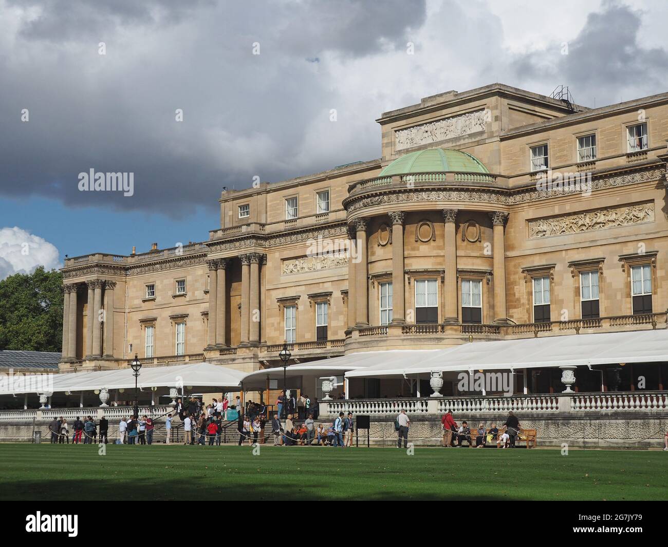Vista posteriore di Buckingham Palace, verso il giardino, con i visitatori del tour uscire Foto Stock