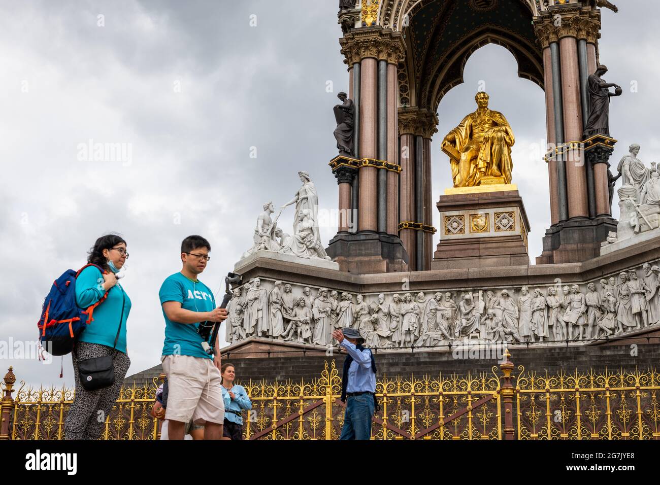 Londra. REGNO UNITO- 07.11. 2021. La statua del principe Alberto nel memoriale di Albert con i turisti che visitano il sito. Foto Stock