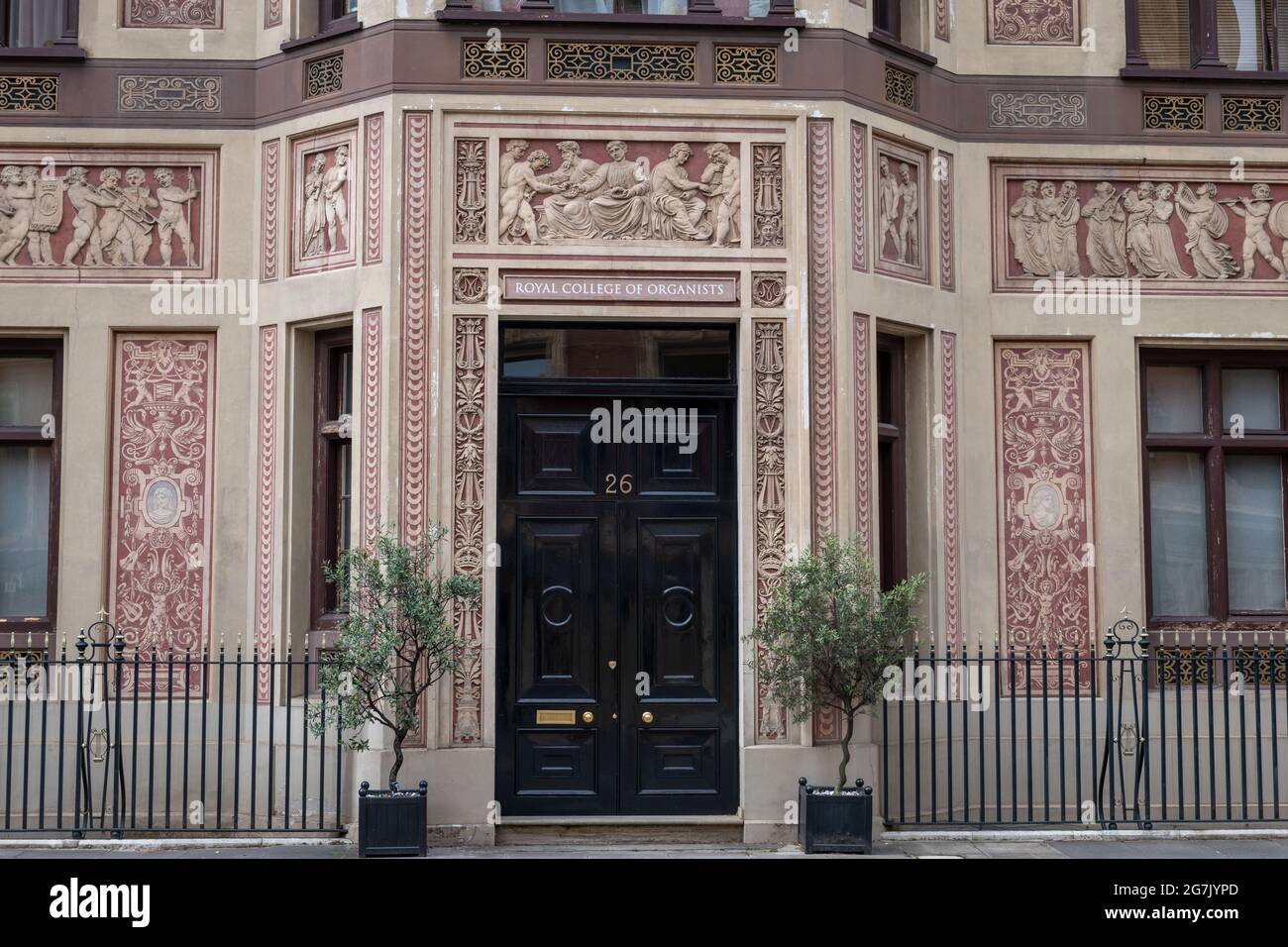 Londra. REGNO UNITO- 07.11. 2021. Il cartello con il nome, l'ingresso e la facciata del Collegio reale degli organisti. Foto Stock