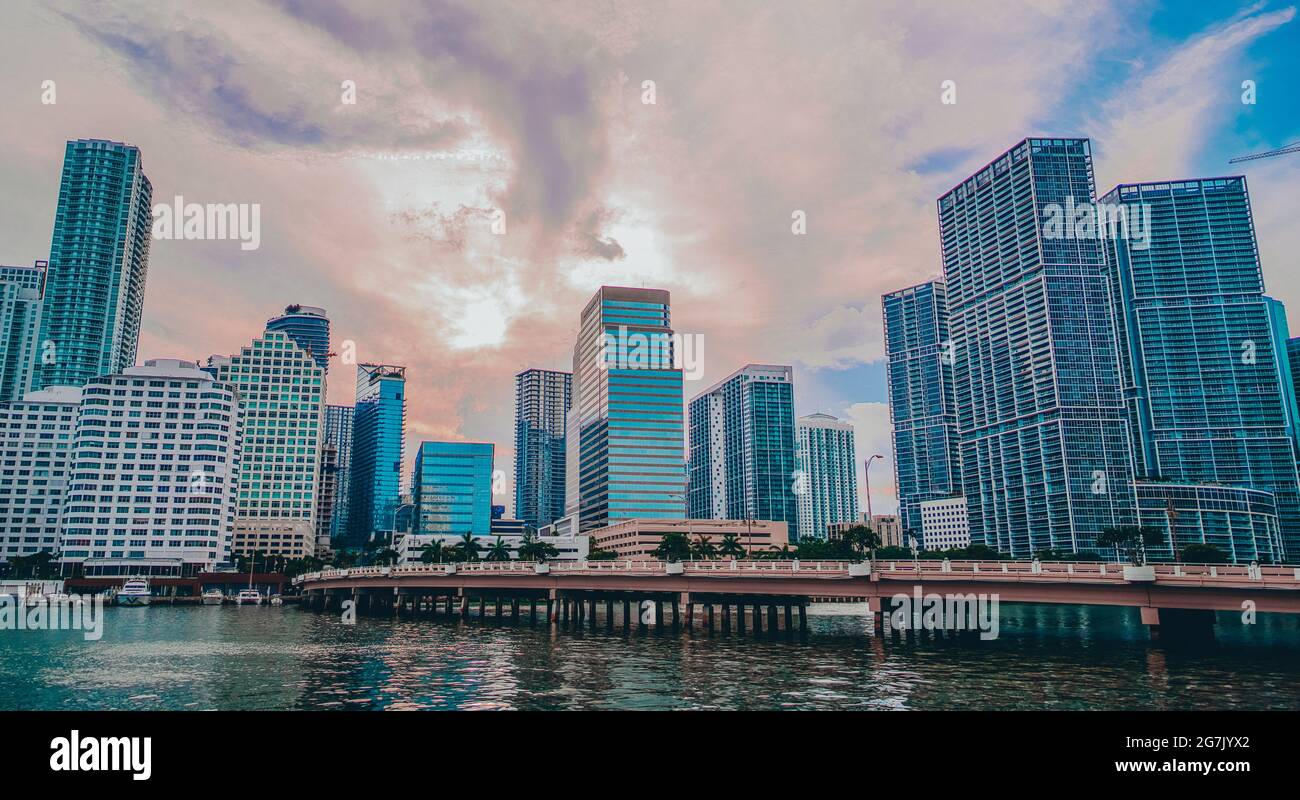 Paesaggio urbano con un ponte e le linee aeree a Brickell Key Park, Miami, Stati Uniti Foto Stock