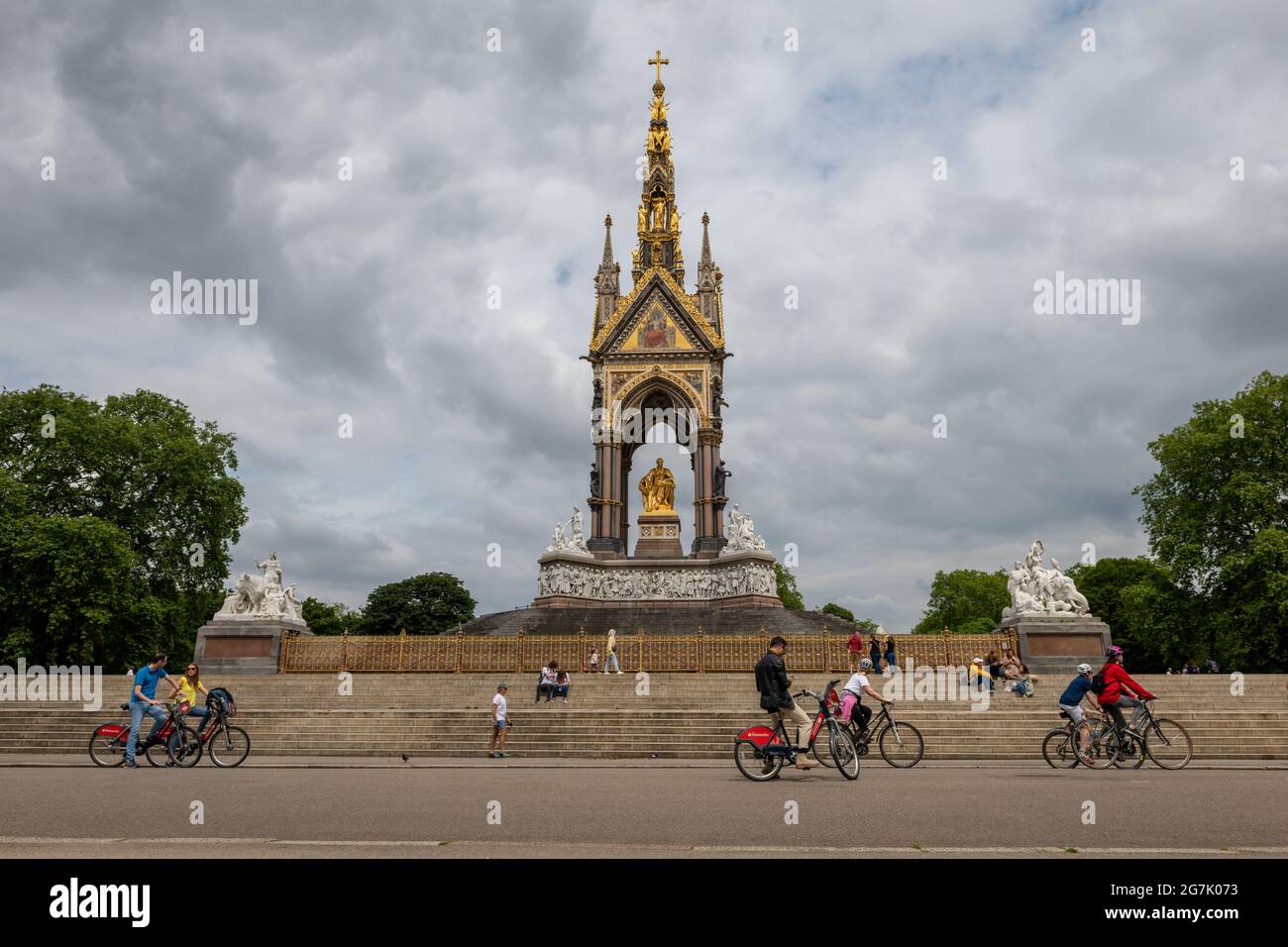 Londra. REGNO UNITO- 07.11.2021. Il lato sud dell'Albert Memorial con i visitatori in primo piano. Foto Stock