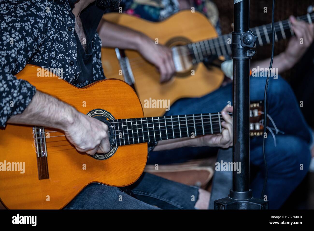 Primo piano di chitarristi che suonano la chitarra in un concerto Foto Stock