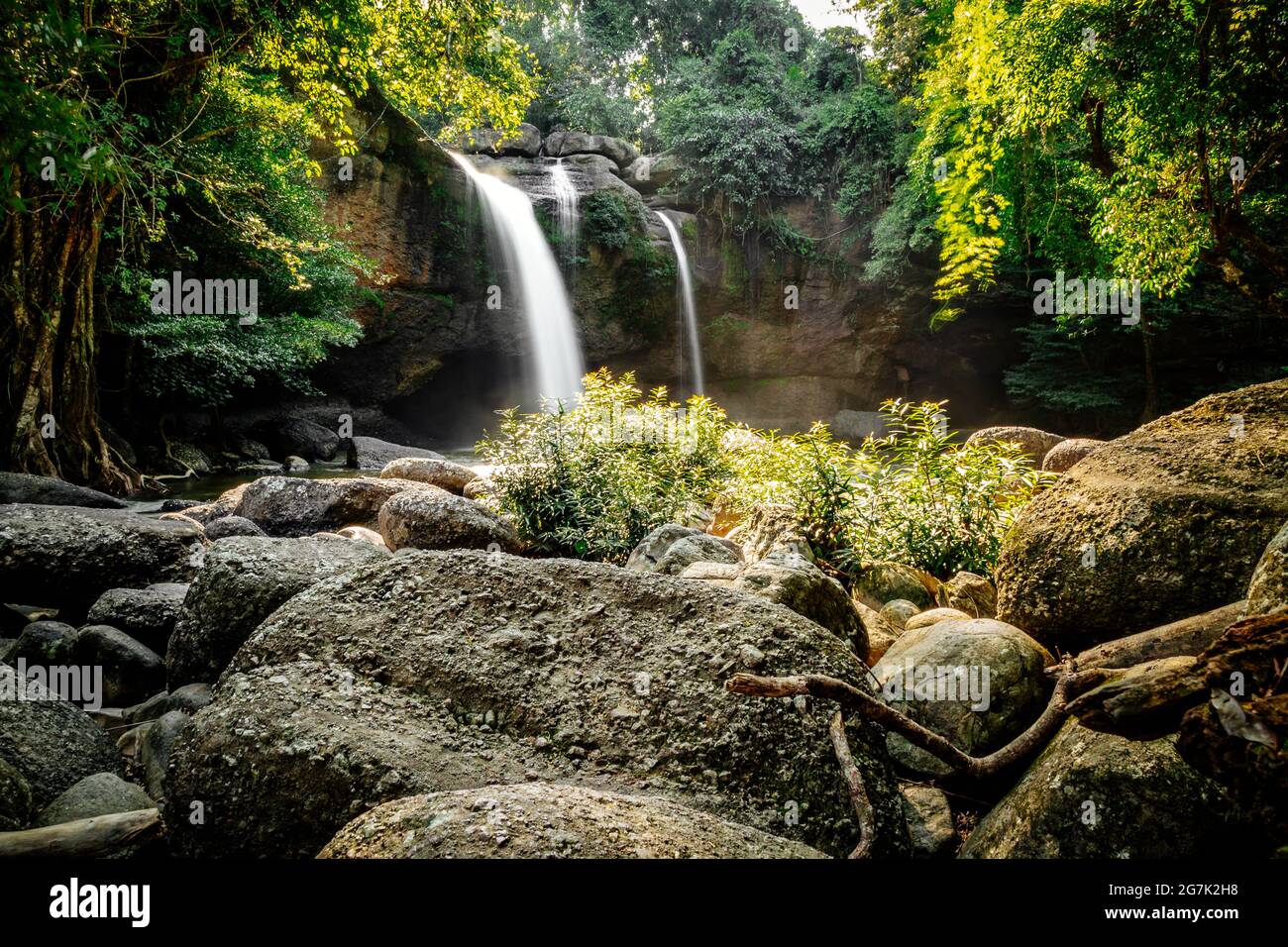 Cascata di Haew Suwat nel Parco Nazionale di Khao Yai a Nakhon Ratchasima, Thailandia Foto Stock