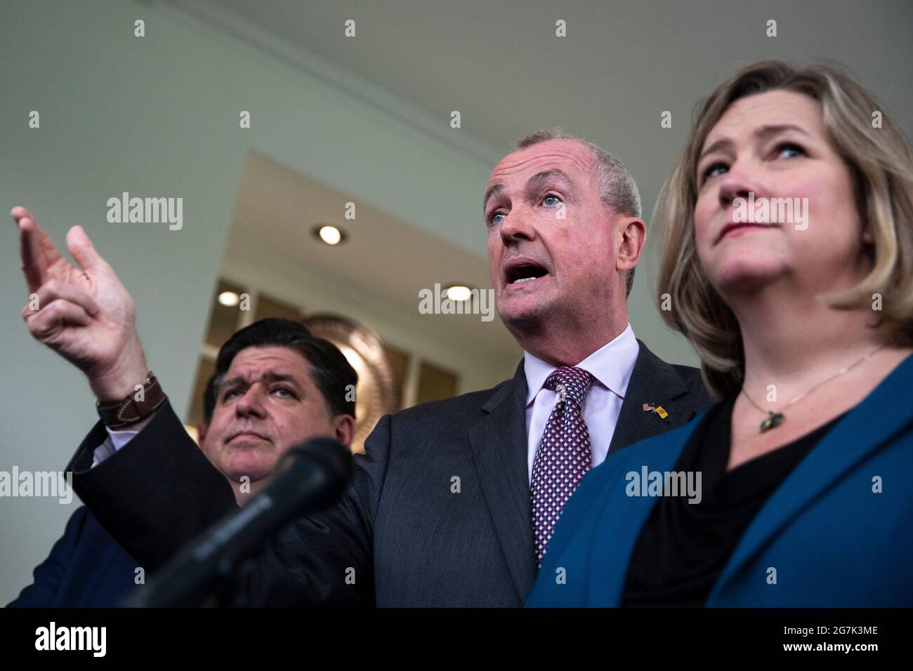 Washington, Stati Uniti. 14 luglio 2021. A sinistra: Il governatore dell'Illinois J. B. Pritzker (D-il) guarda come il governatore del New Jersey Phil Murphy (D-NJ) parla ai giornalisti accanto a Dayton, Ohio Mayor Nan Whaley, dopo un incontro alla Casa Bianca a Washington, DC, mercoledì 14 luglio 2021. I senati Democratici al Comitato per il bilancio hanno deciso di fissare un livello di spesa di 3.5 trilioni di dollari per un disegno di legge che porti in legge gran parte dell’agenda economica di Biden senza il supporto repubblicano, colmando le divisioni tra alcune fazioni del partito. Foto in piscina di Tom Brenner/UPI Credit: UPI/Alamy Live News Foto Stock