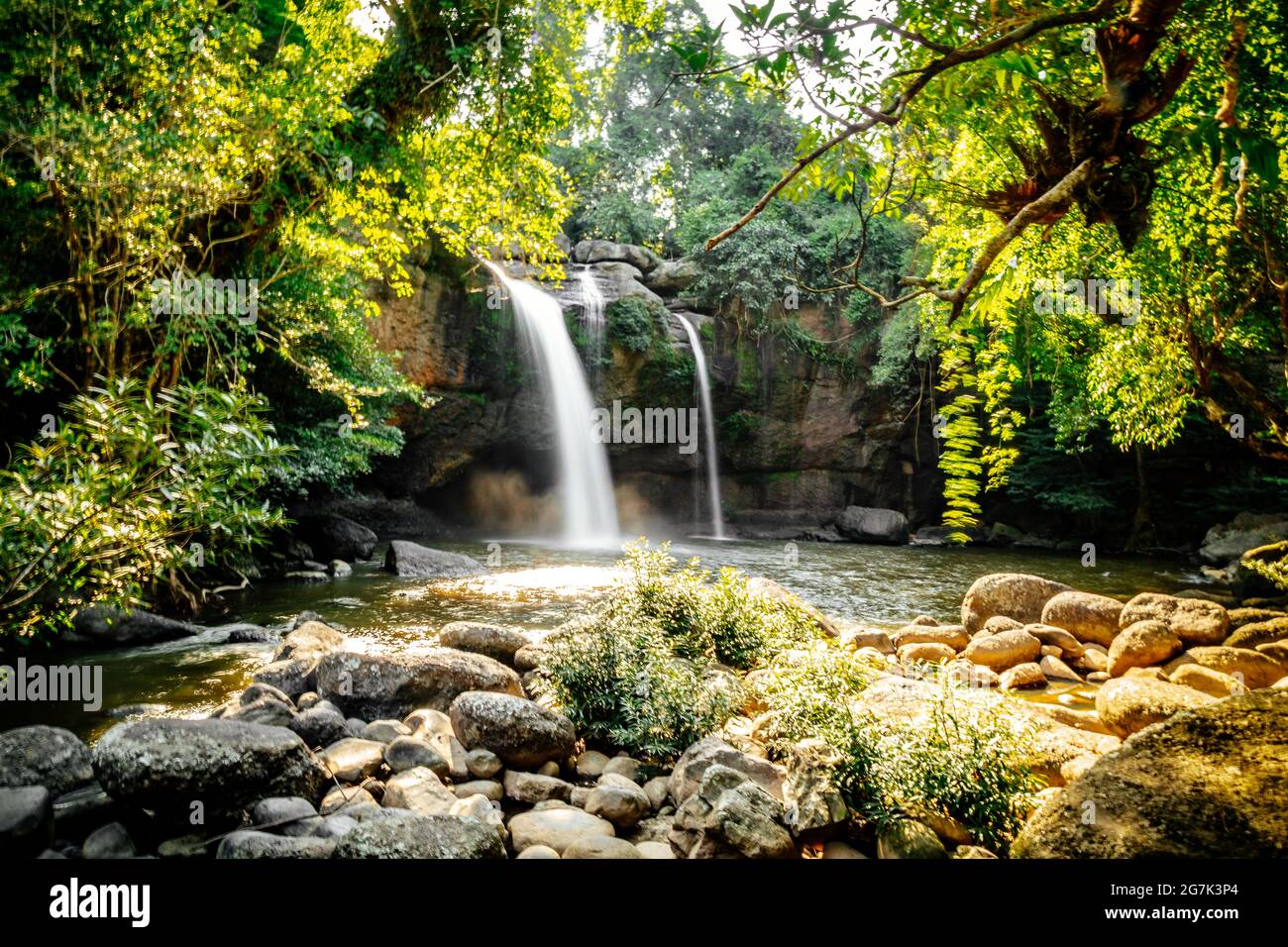 Cascata di Haew Suwat nel Parco Nazionale di Khao Yai a Nakhon Ratchasima, Thailandia Foto Stock