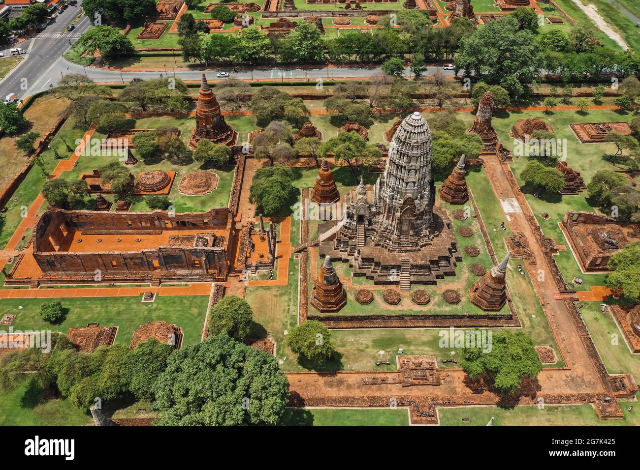 Vista aerea del tempio di Ayutthaya, Wat Ratchaburana, vuoto durante la covid, a Phra Nakhon si Ayutthaya, città storica in Thailandia Foto Stock