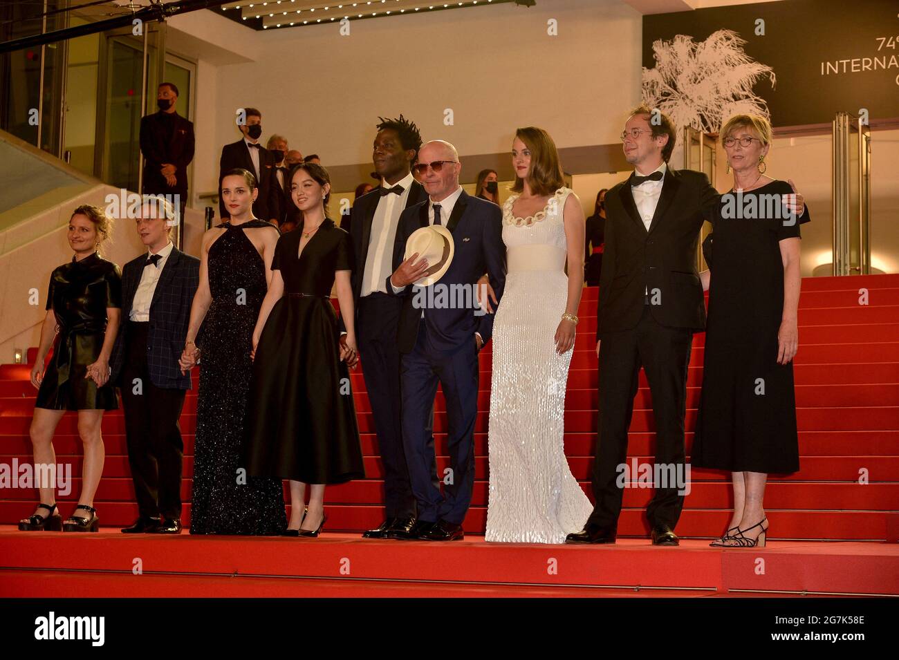 Cannes, Francia, 14 luglio 2021. Lea Mysius, Celine Sciamma, Jehnny Beth, Lucie Zhang, Makita Samba, Jacques Audiard, Noemie Merlant, Valerie Schermann alla prima del film Les Olympiades durante il 74a Festival di Cannes, in Francia, il 14 2021 luglio. Foto di Julien Reynaud/APS-Medias/ABACAPRESS.COM Foto Stock