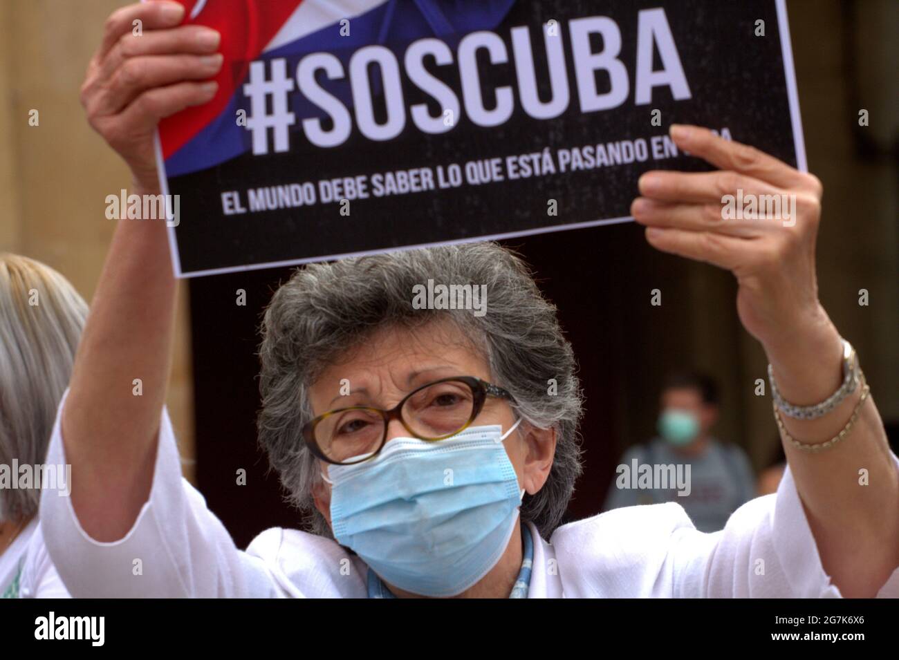 Spagna. 14 luglio 2021. Playa Mayor a Gijon è stata teatro di una protesta chiamata 'Sos Cuba' per chiedere la libertà sull'isola. I cubani delle Asturie si radunarono per gridare la Patria e la vita. (Foto di Mercedes Menendez/Pacific Press) Credit: Pacific Press Media Production Corp./Alamy Live News Foto Stock