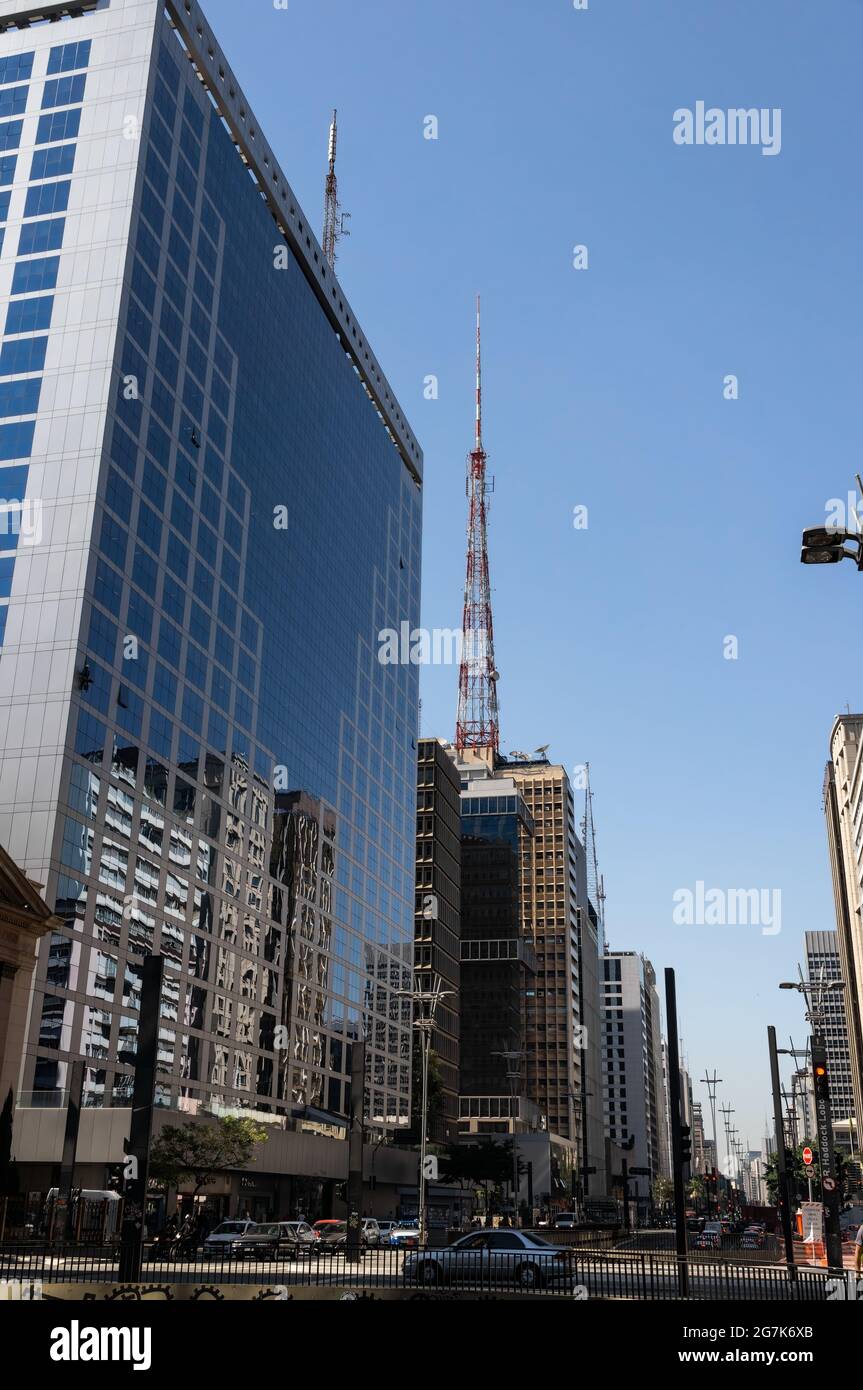 La facciata in vetro dell'edificio condominiale Sao Luis Gonzaga, un edificio di uffici a 22 piani situato all'estremità nord-occidentale di Paulista Avenue. Foto Stock