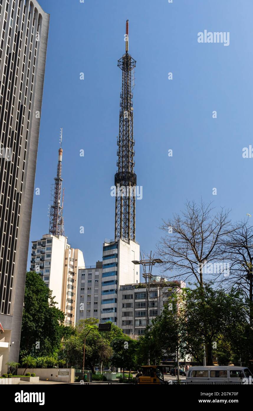 La torre Renascer, una torre televisiva che appartiene alla rete televisiva Rede Gospel, focalizzata sui contenuti religiosi. Situato nel quartiere di Consolacao. Foto Stock