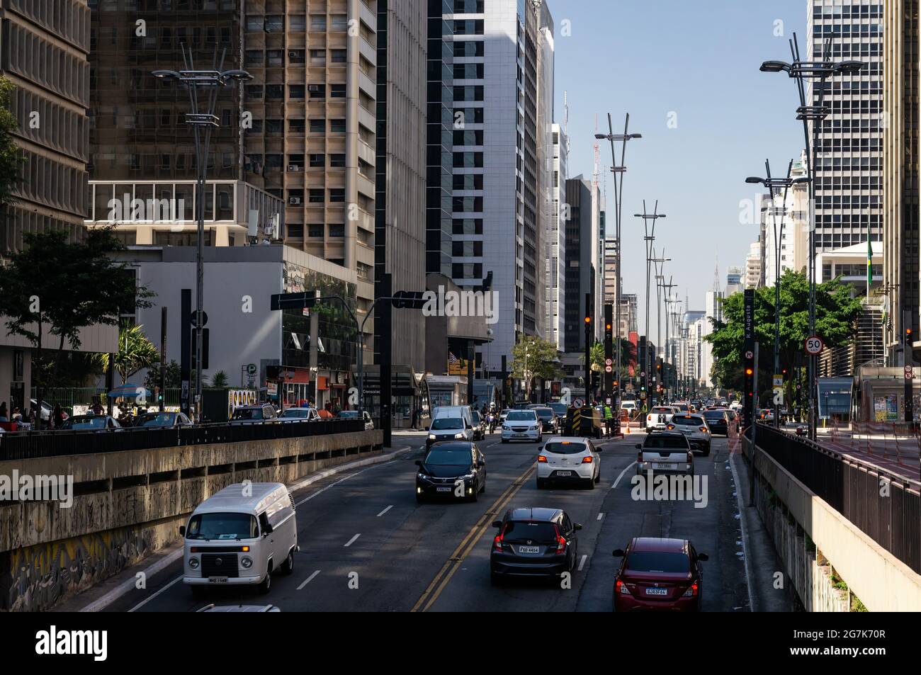 Traffico pesante passando per la rampa che collega l'estremità nord-ovest di Paulista Avenue con Jose Roberto Fanganiello Melhem tunnel, nel quartiere di Consolacao. Foto Stock