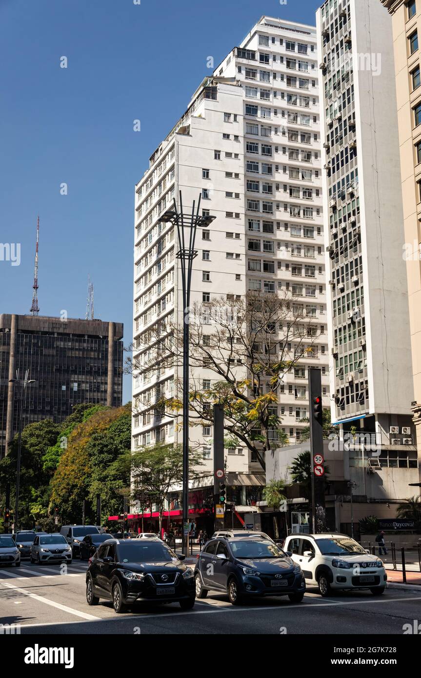 L'edificio Scarpa, un complesso commerciale e di uffici situato in 1765 Paulista Avenue con un grande edificio di appartamenti proprio sul lato. Foto Stock
