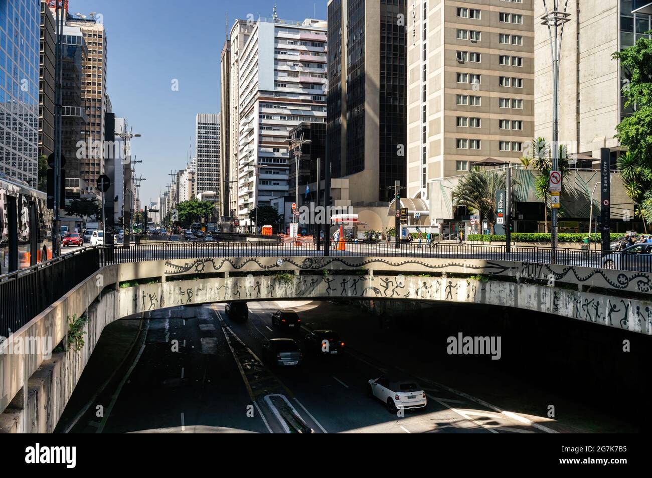 Vista parziale del tunnel Jose Roberto Fanganiello Melhem, una breve strada a livello inferiore situata all'estremità nord-ovest di Paulista Avenue. Foto Stock