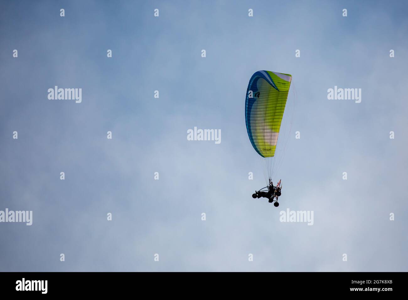 Marathon City, Wisconsin, USA, 7 luglio 2021: Taste N Glow Balloon Fest. Parapendio motorizzato con ruote, orizzontale Foto Stock