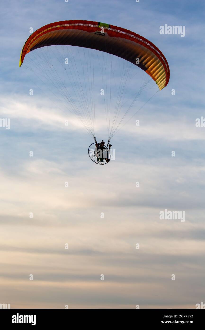 Marathon City, Wisconsin, USA, 7 luglio 2021: Taste N Glow Balloon Fest. Parapendio motorizzato, verticale Foto Stock