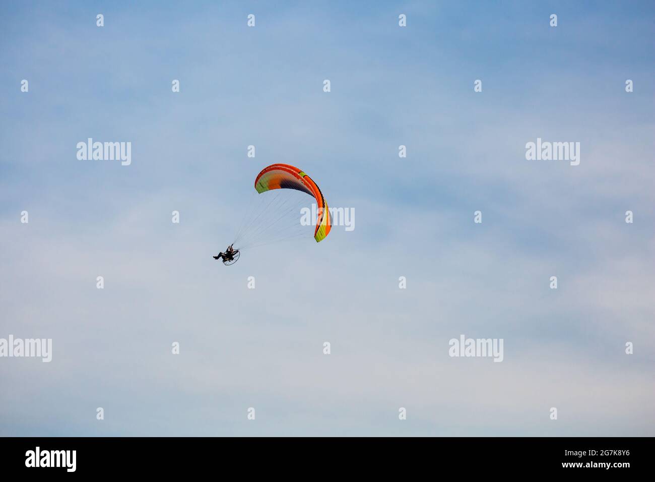Marathon City, Wisconsin, USA, 7 luglio 2021: Taste N Glow Balloon Fest. Parapendio motorizzato, orizzontale Foto Stock