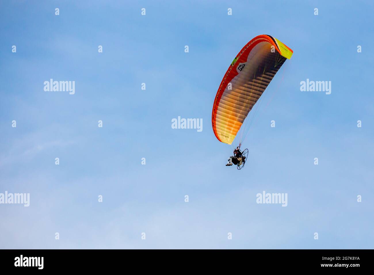 Marathon City, Wisconsin, USA, 7 luglio 2021: Taste N Glow Balloon Fest. Parapendio motorizzato, orizzontale Foto Stock