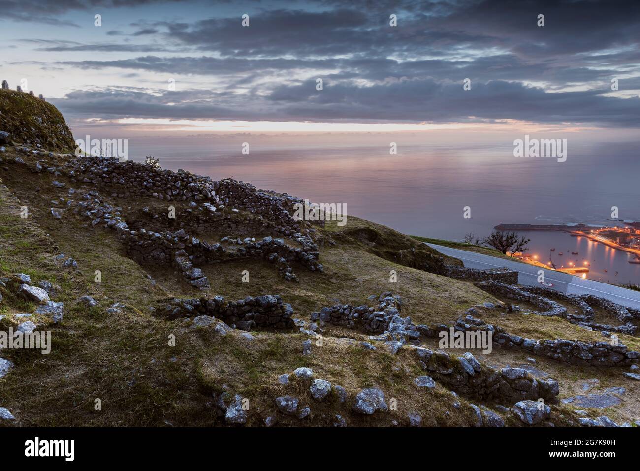 Tramonto paesaggio in montagna che domina il mare e resti di antiche civiltà con molto bella wiev della costa e delta del fiume Foto Stock