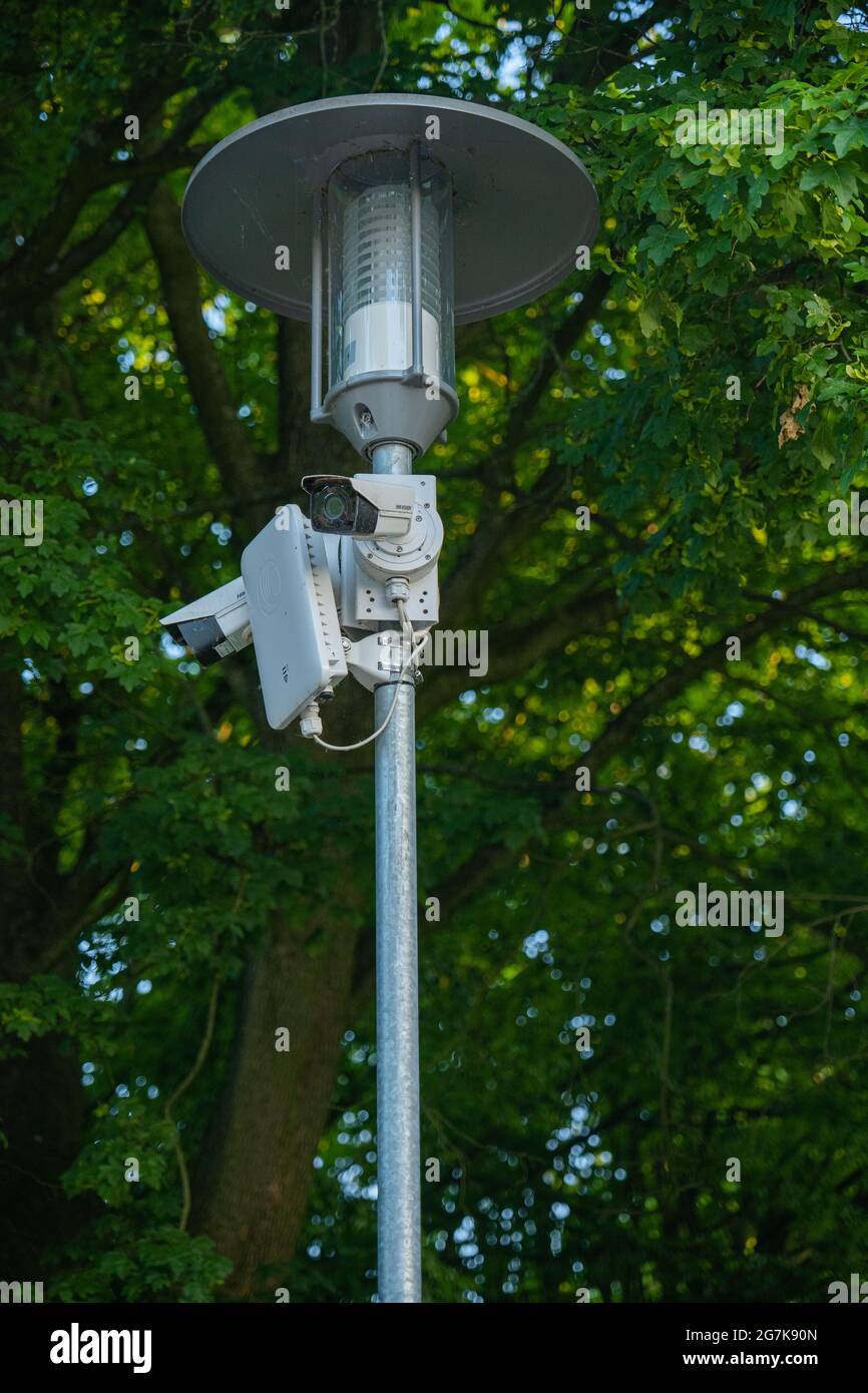 Lampione con telecamera di sicurezza immagini e fotografie stock ad alta  risoluzione - Alamy