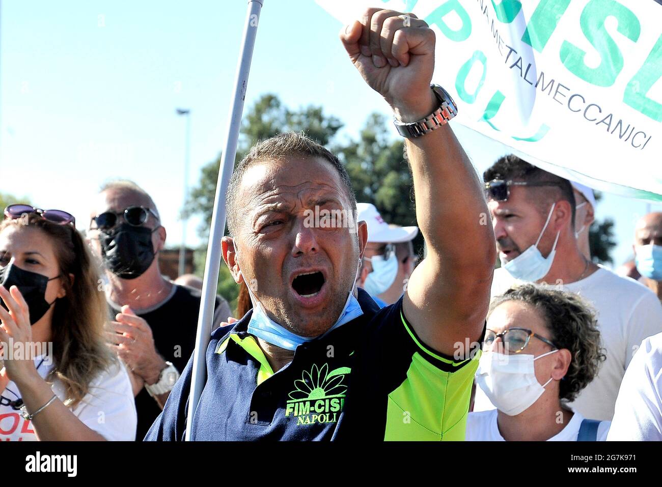 Santa Maria Capua Vetere, Italia. 14 luglio 2021. I lavoratori della  Whirlpool Company manifestano contro i licenziamenti, durante la visita del  presidente del consiglio dei Ministri della repubblica Italiana Mario  Draghi al
