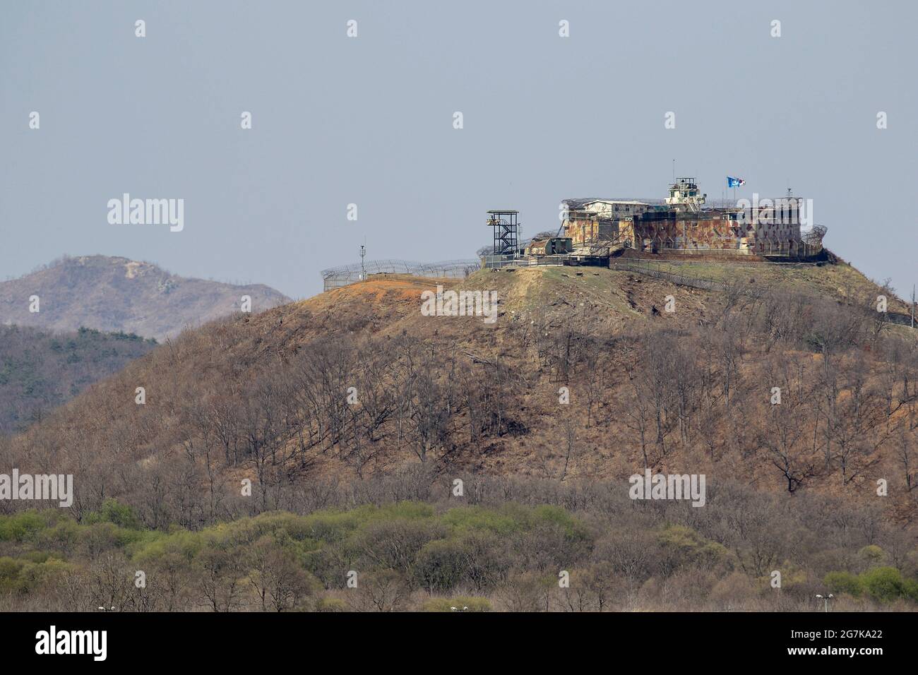 11 aprile 2018-Goyang, Corea del Sud-UNA visione della guerra coreana battaglia di cavallo bianco e la linea di controllo civile a Cheorwon, Corea del Sud. La battaglia di White Horse fu un'altra in una serie di sanguinose battaglie per posizioni dominanti in cima alla collina durante la guerra coreana. Baengma-goji era una collina di 395 metri (1,296 piedi) nel Triangolo del ferro, formata da Pyonggang alla sua cima e Gimhwa-eup e Cheorwon alla sua base, era un percorso di trasporto strategico nella regione centrale della penisola coreana. White Horse era la cresta di una collina boscosa che si estendeva in direzione nord-ovest-sud-est per circa tre miglia Foto Stock