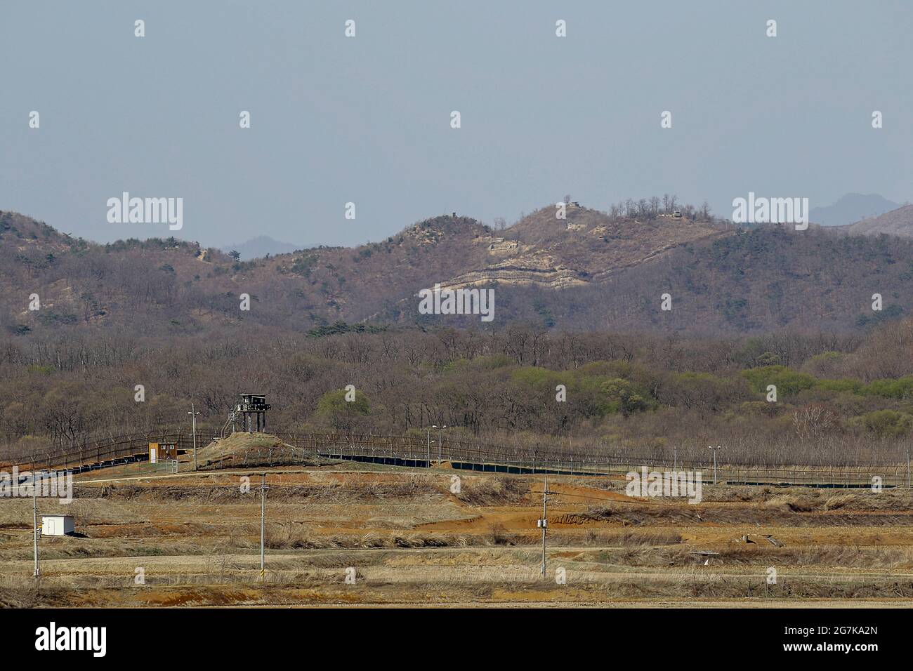11 aprile 2018-Goyang, Corea del Sud-UNA visione della guerra coreana battaglia di cavallo bianco e la linea di controllo civile a Cheorwon, Corea del Sud. La battaglia di White Horse fu un'altra in una serie di sanguinose battaglie per posizioni dominanti in cima alla collina durante la guerra coreana. Baengma-goji era una collina di 395 metri (1,296 piedi) nel Triangolo del ferro, formata da Pyonggang alla sua cima e Gimhwa-eup e Cheorwon alla sua base, era un percorso di trasporto strategico nella regione centrale della penisola coreana. White Horse era la cresta di una collina boscosa che si estendeva in direzione nord-ovest-sud-est per circa tre miglia Foto Stock