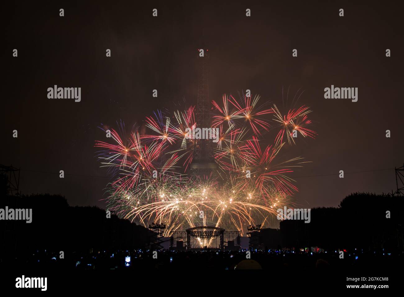 Fuochi d'artificio del giorno della Bastiglia alla Torre Eiffel il 14 luglio 2021 - spettacolo pirotecnico per la festa nazionale francese a Parigi durante la pandemia del Covid-19 Foto Stock